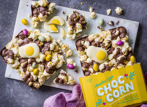 marksandspencer_Easter21_29115426 Scrambled Egg Choc Corn_sladky popcorn s cokoladou a cokoladovymi vejci_199,90Kc.jpg